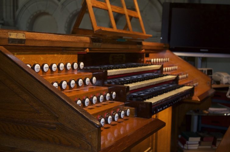 Console du grand orgue de Saint Pierre de Neuilly.