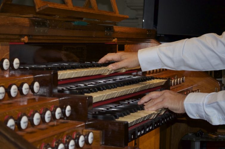 Philippe Sauvage à la console de Saint Pierre de Neuilly.