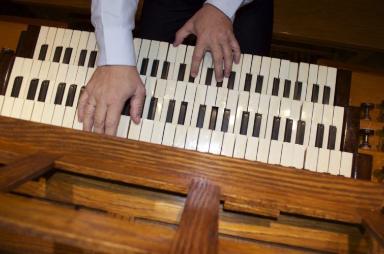 Philippe Sauvage à la console de Saint Pierre de Neuilly.