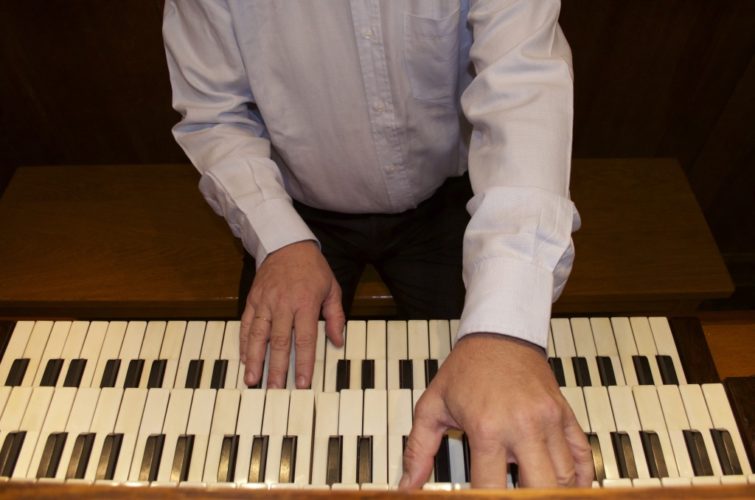 Philippe Sauvage à la console de Saint Pierre de Neuilly.