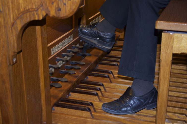 Philippe Sauvage à la console de Saint Pierre de Neuilly.