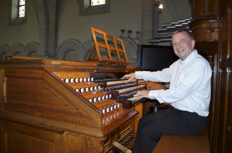 Philippe Sauvage à la console de Saint Pierre de Neuilly.