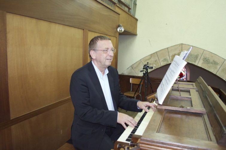 Philippe Sauvage à la console de l'orgue de Saint Chéron.