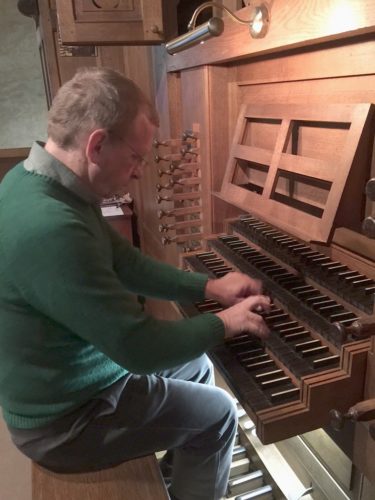 Philippe Sauvage à la console de l'orgue de la Cathédrale de Saint Malo.