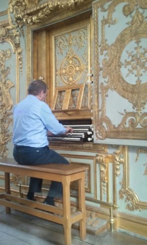 Philippe Sauvage à la console de l'orgue de la chapelle du château de Versailles.