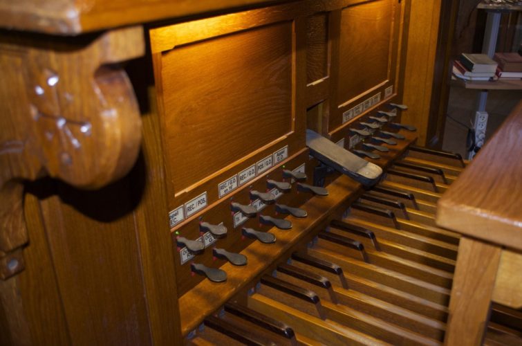 Pédalier de la console du grand orgue de Saint Pierre de Neuilly.