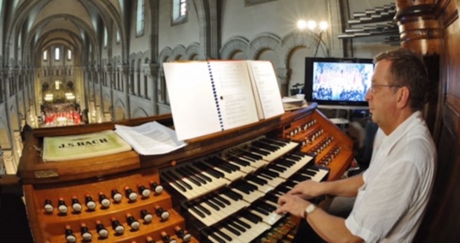 Philippe Sauvage à la console de Saint Pierre de Neuilly.