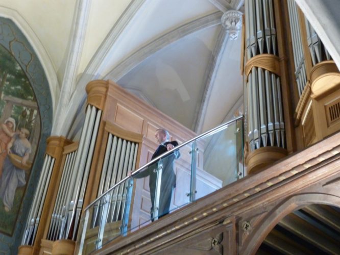 Philippe Sauvage à la fin du concert donnée à l'occasion du premier anniversaire de l'orgue le 8 mars 2015 à Saint Rémi de Vanves.