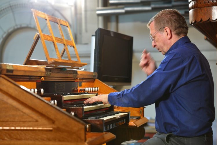 Philippe Sauvage à la console de Saint Pierre de Neuilly.